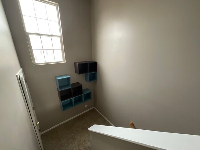 Building Photo - 1116 Village Center Pkwy