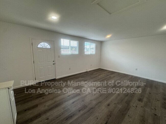 Building Photo - 10977 1/2 Pope Avenue