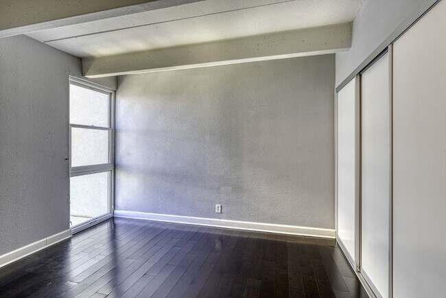 Building Photo - Luxurious 2 Bed, 2 Bath Condo with Stunning Views in Governor's Park!