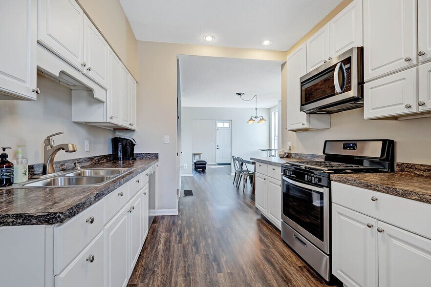 Building Photo - 729 Hamlet St