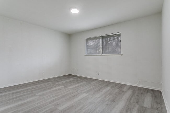 Building Photo - 528-S