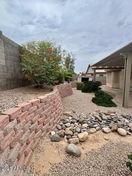 Building Photo - 1637 E Alicia Dr