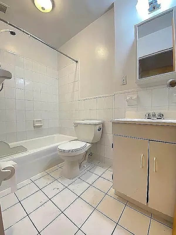 Building Photo - 3 bedroom in NYC NY 10036