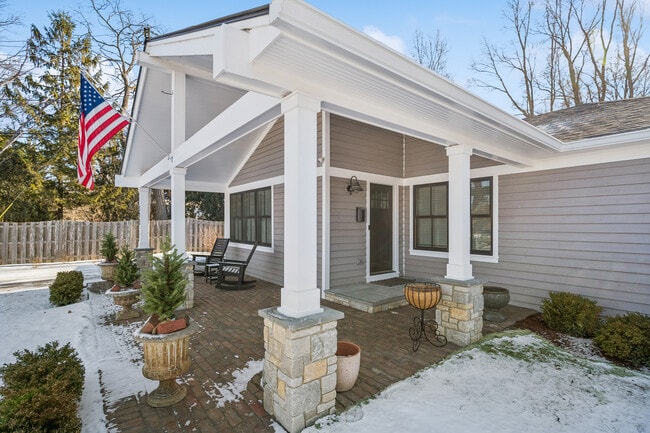 Building Photo - 525 W Deerpath Rd