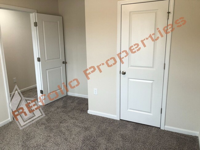 Building Photo - Beautiful 3 Bedroom, 2.5 Bath house w/ 2 C...