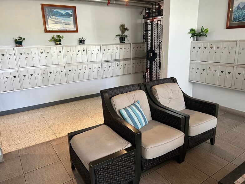 Lobby - 1650 Kanunu St