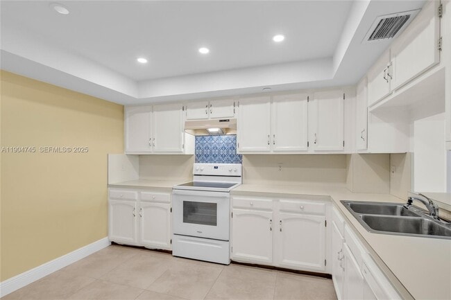 Building Photo - 3200 Port Royale Dr N