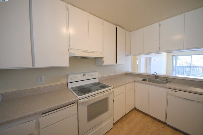Building Photo - 1060 Oak Grove Rd