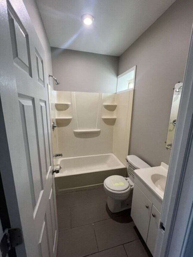 Building Photo - BEAUTIFUL BIG 4 BEDROOM 3 BATH READY TO MO...