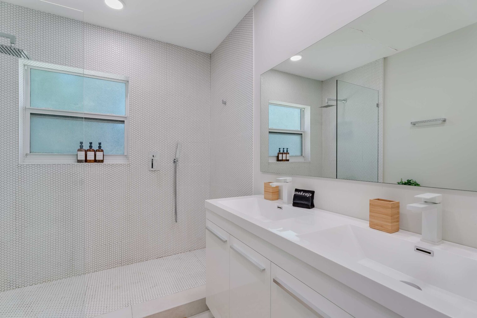 Building Photo - 819 Hollywood Blvd