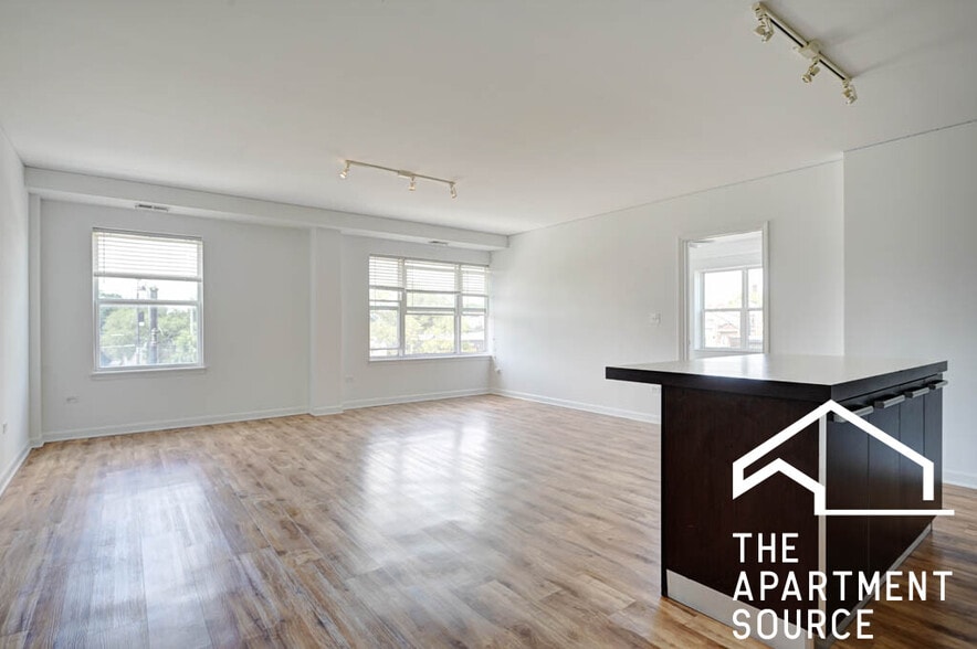 Building Photo - 1545 W Glenlake Ave