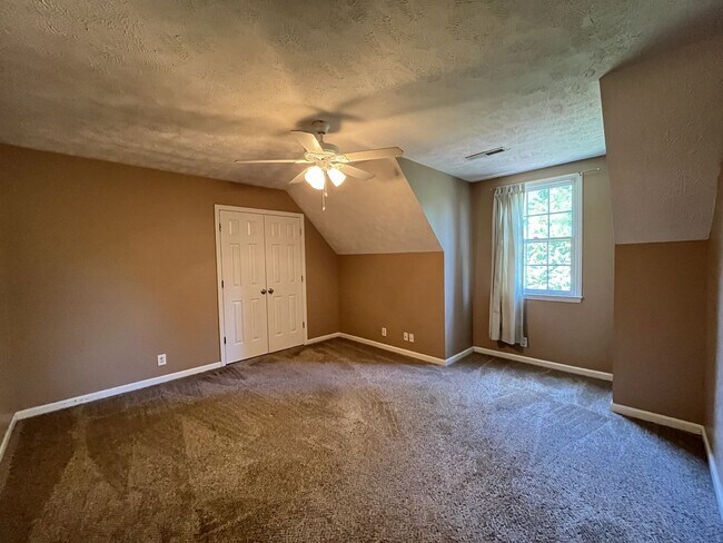 Building Photo - Super spacious 5 bedroom/3.5 bath home for rent in Murfreesboro!