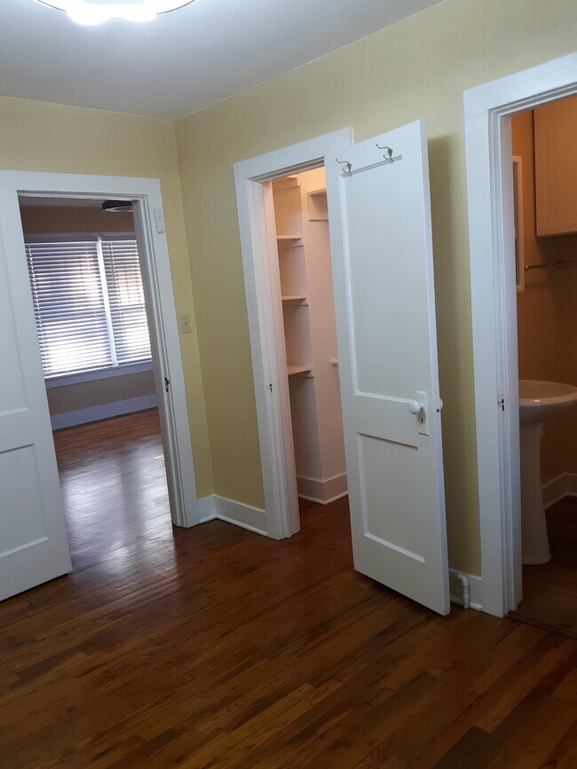 Building Photo - 520 W Addie St