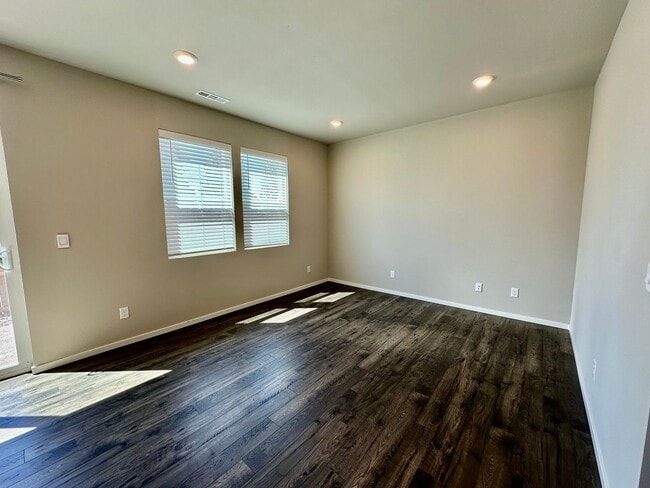 Building Photo - 4 Bedroom Home with Attached 2 Car Garage!