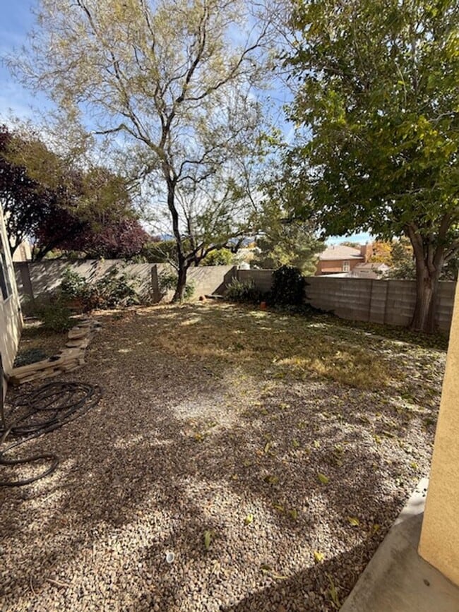 Building Photo - Spacious 3 Bedroom 2 Bathroom and 2 Car Garage in beautiful NE Heights Neighborhood !