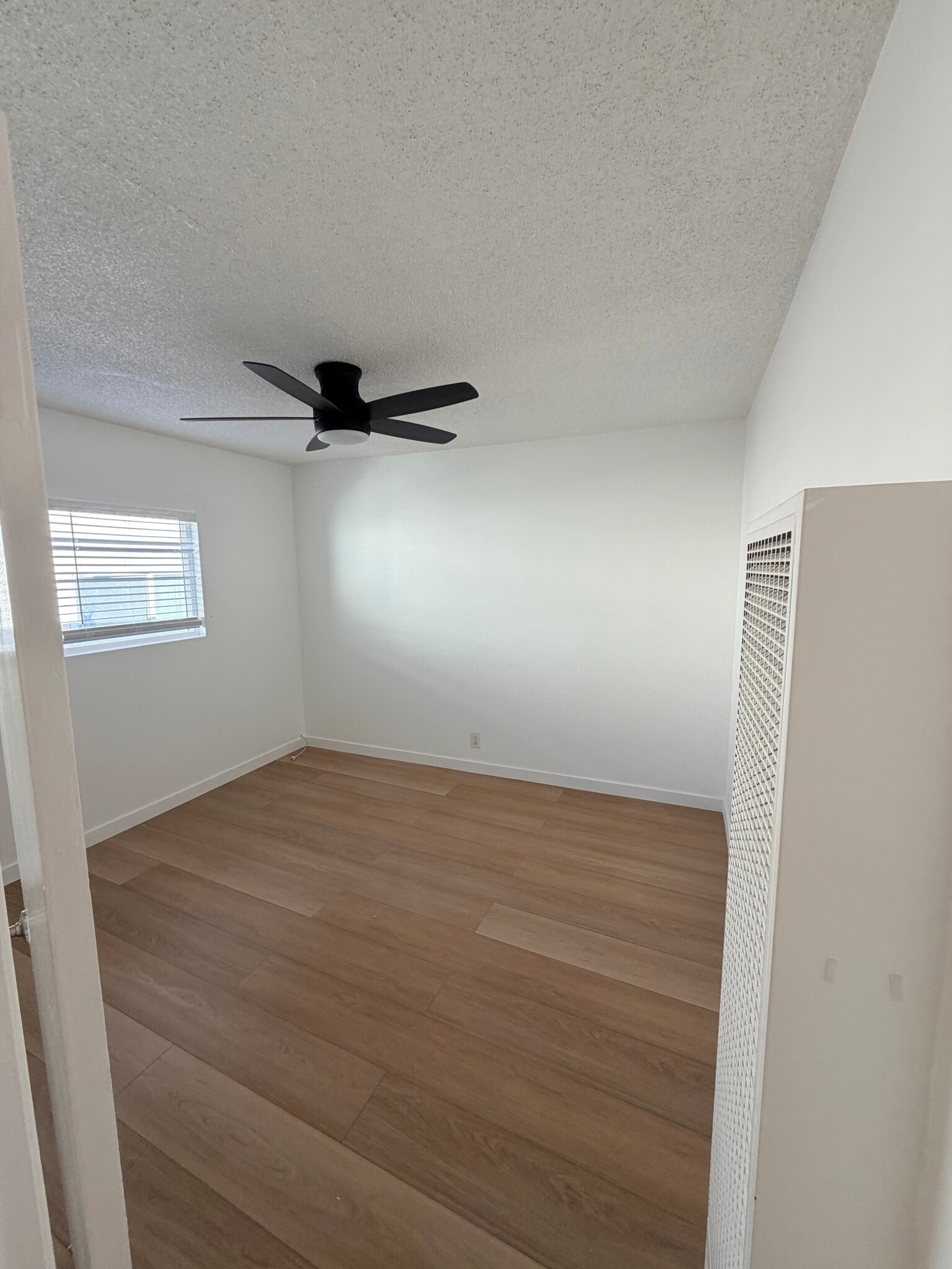 bedroom - 940 S Venice Blvd