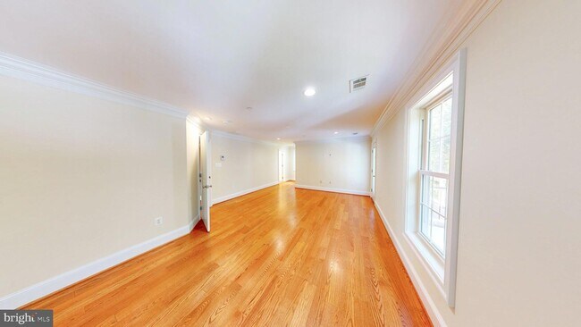Building Photo - 6403 Earlham Dr