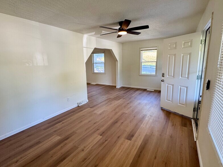 Building Photo - 8801 E Independence Ave