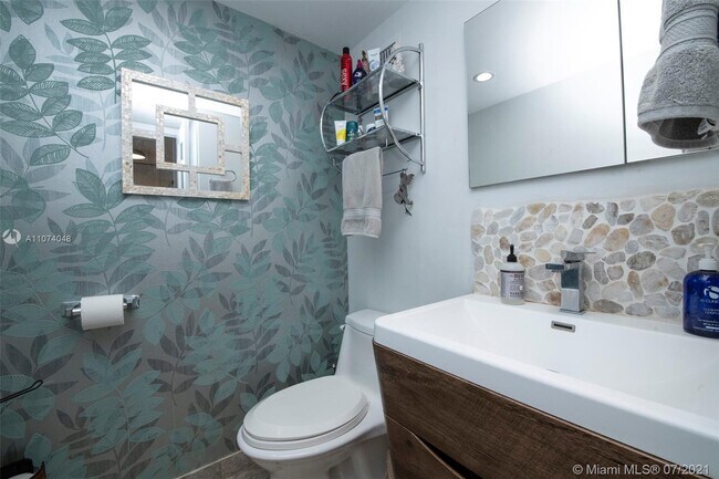 Building Photo - 5 Island Ave