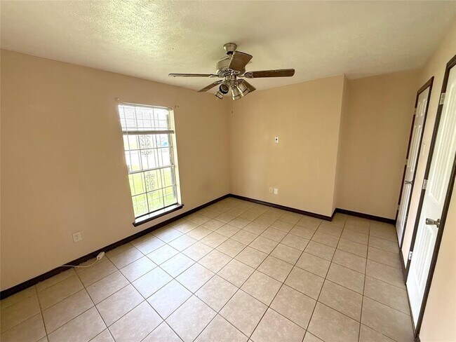 Building Photo - 7130 Kings Dr