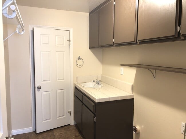 Building Photo - CENTRAL BAKERSFIELD  *FIRST MONTH'S RENT F...