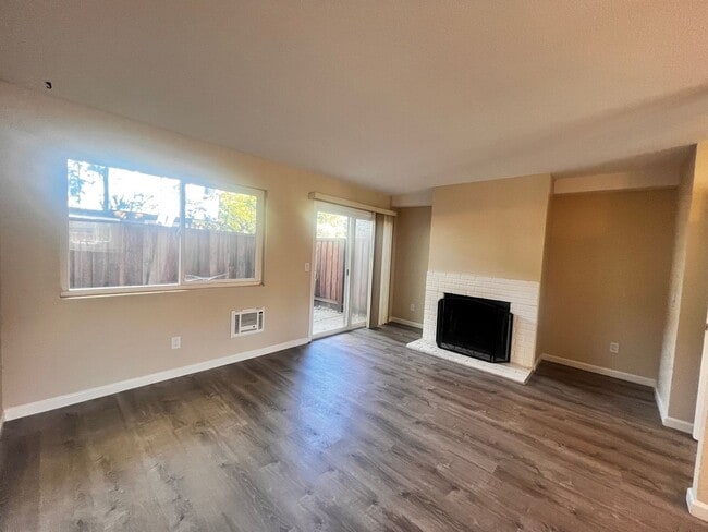 Building Photo - Specious 2-Bedroom Home with Prime Access