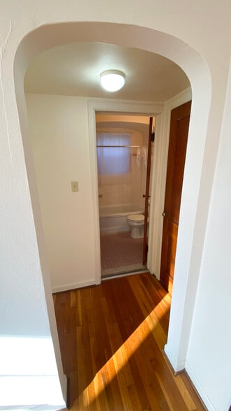 Full Bathroom - 227 W Dunklin St