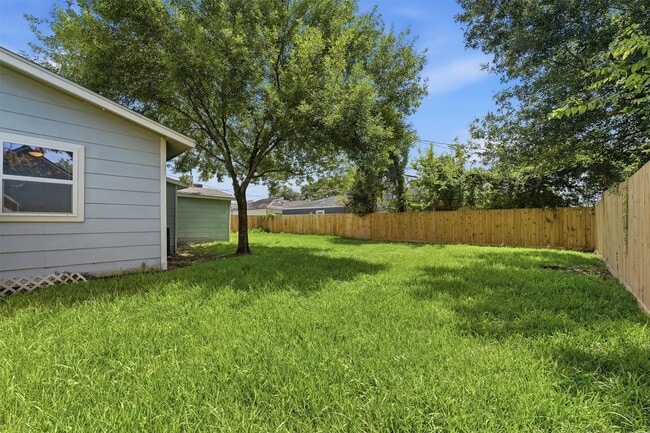 Building Photo - 2281 Des Jardines St
