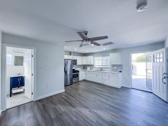 Building Photo - Newly Renovated Studio