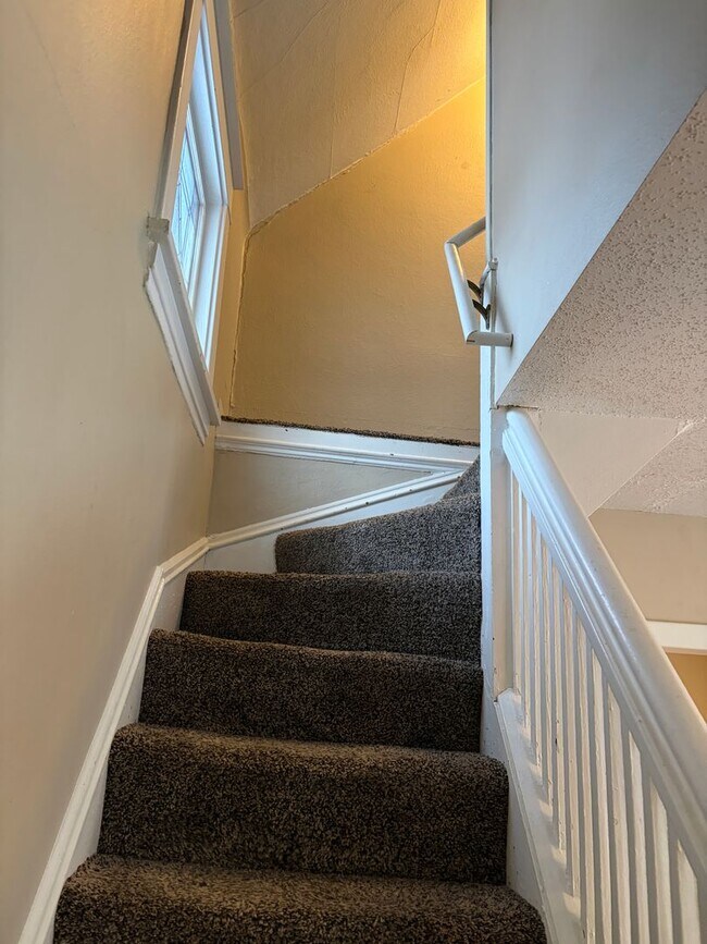 Building Photo - Charming 2-Bedroom, 1.5-Bath with Garage & Fenced Yard