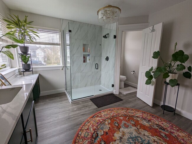 Building Photo - Large 3BD plus bonus rm and den