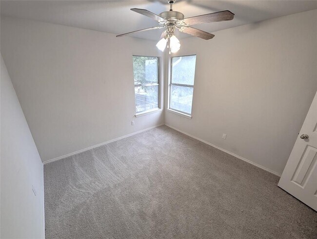 Building Photo - 303 N Carriage Hills Dr