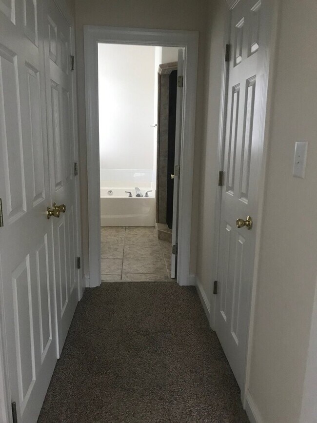 Building Photo - 3709 Stonehenge Ln W