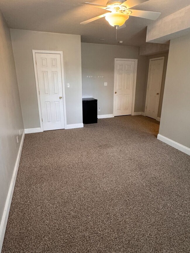 Building Photo - 3 Bedroom || 2 Full Bathroom & 2 Half Bathroom Townhome
