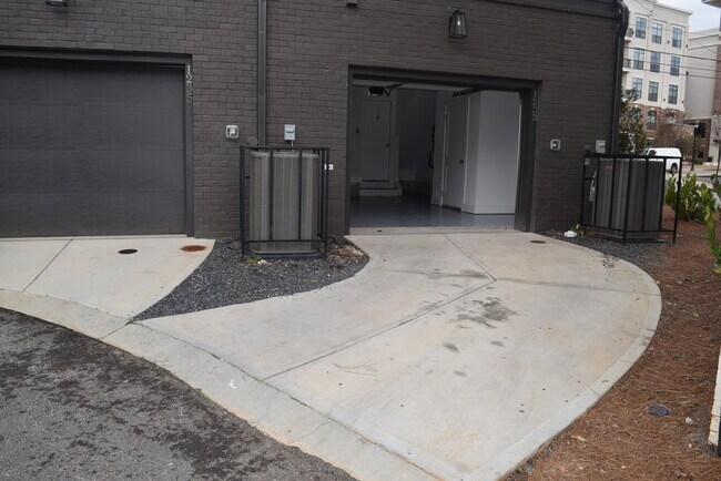 Private driveway to garage - 1233 Cushenberry Ln