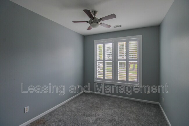 Building Photo - 130 River Landing Dr