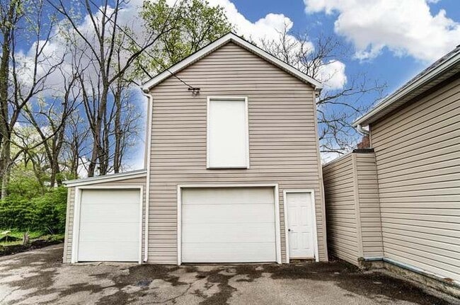 Building Photo - 3024 Lavinia Ave