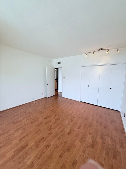 Building Photo - 207 W Clarendon Ave