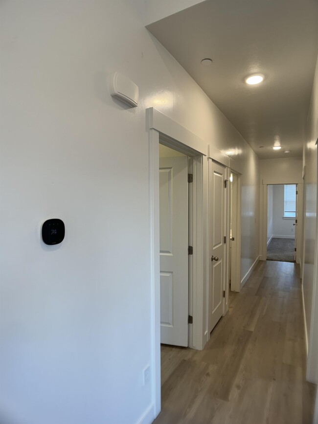 Building Photo - 463 W 60 S