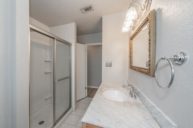 Building Photo - 3 Bedroom, 1.5 Bathroom in West Worth Village