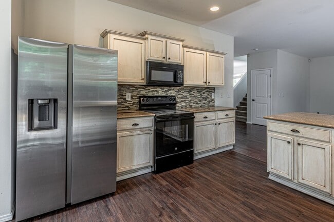 Building Photo - Beautiful home near Clark Lake Park!
