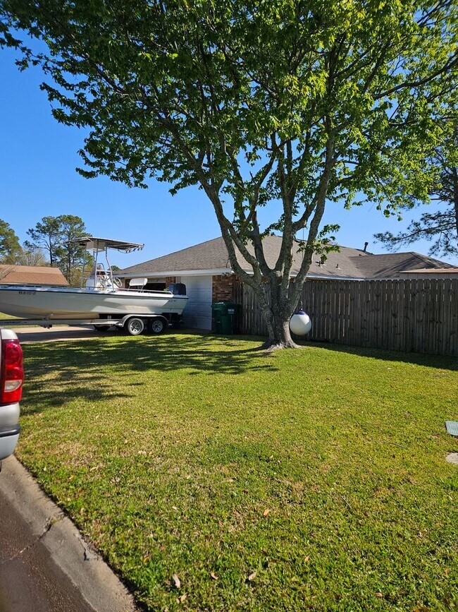 Building Photo - 3 BEDROOM