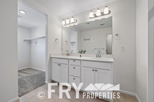 Building Photo - 3BR Home w/ Attached Garage + Easy Commute to Denver & DIA