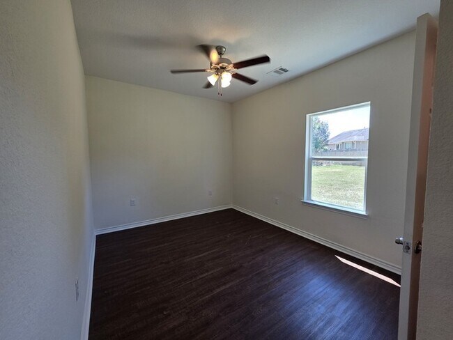 Building Photo - 3/2/2-Ready for Move In