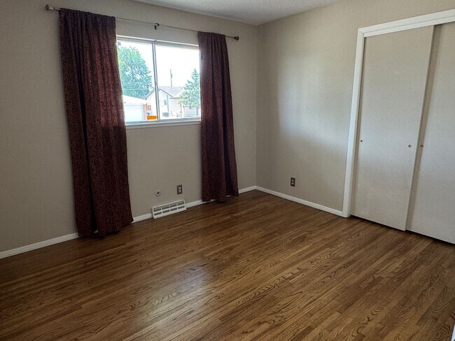 Building Photo - 4 Bedroom, 2 Bathroom Home near Louisiana & Osuna