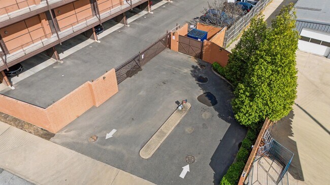 Building Photo - 437 Monroe Ave