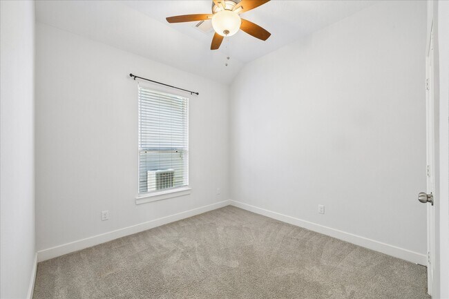 Building Photo - 260 Shoreview Dr