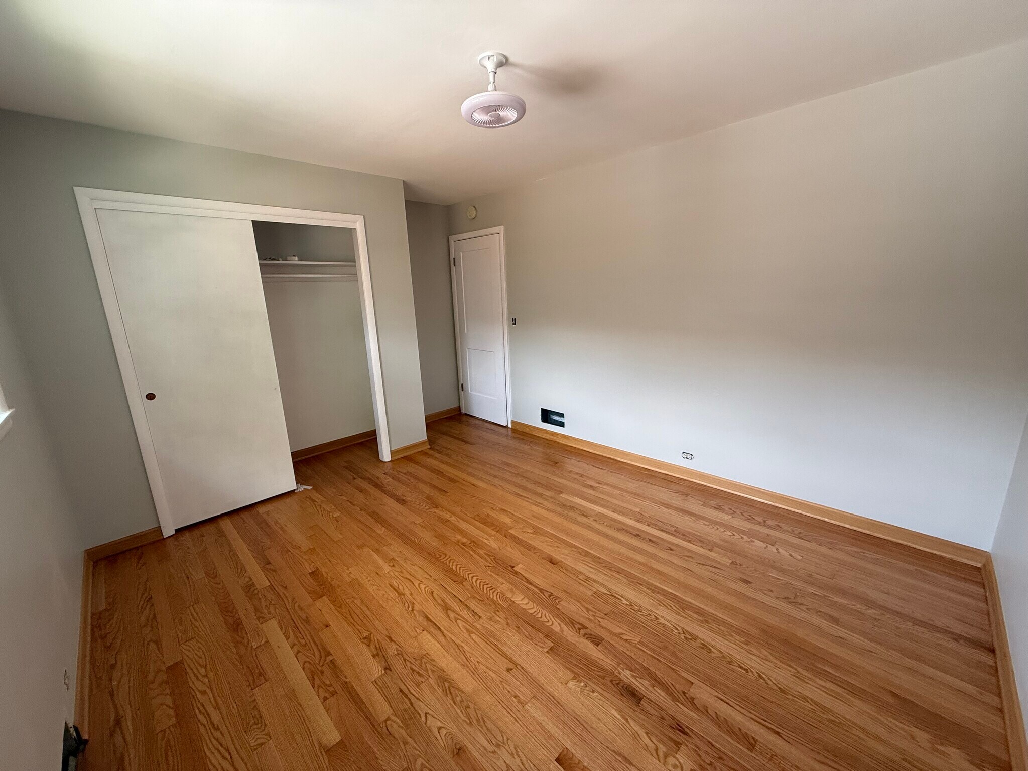 Building Photo - 8447 N Oriole Ave