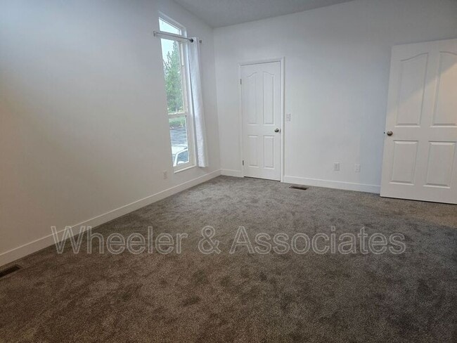 Building Photo - 1296 E Lorl Ln