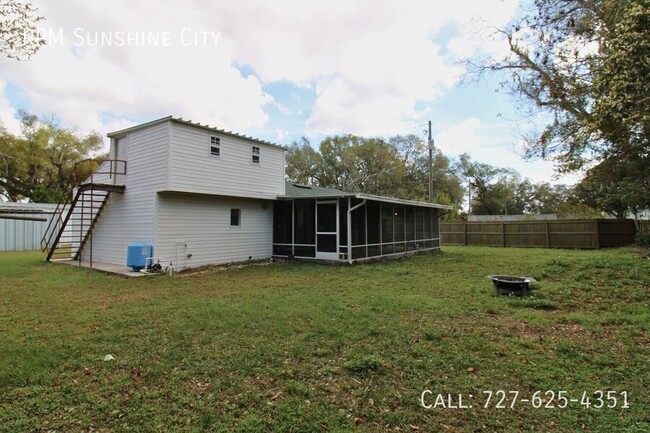 Building Photo - Charming 2 Bed, 2 Bath Home with Large Fen...